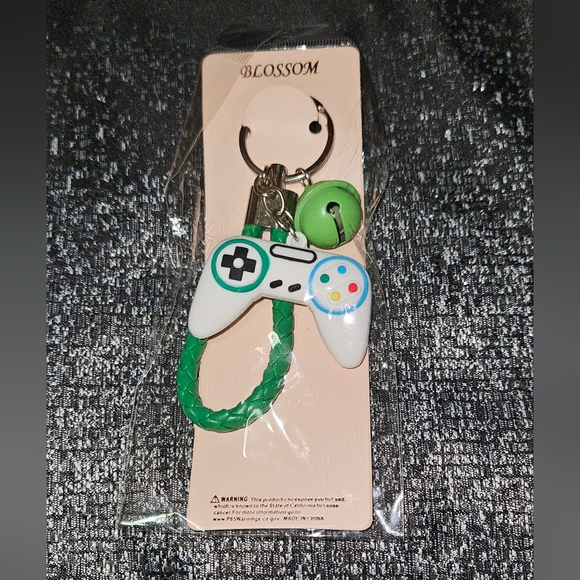 Game Controller Keychain in green BNIB - Picture 5 of 5